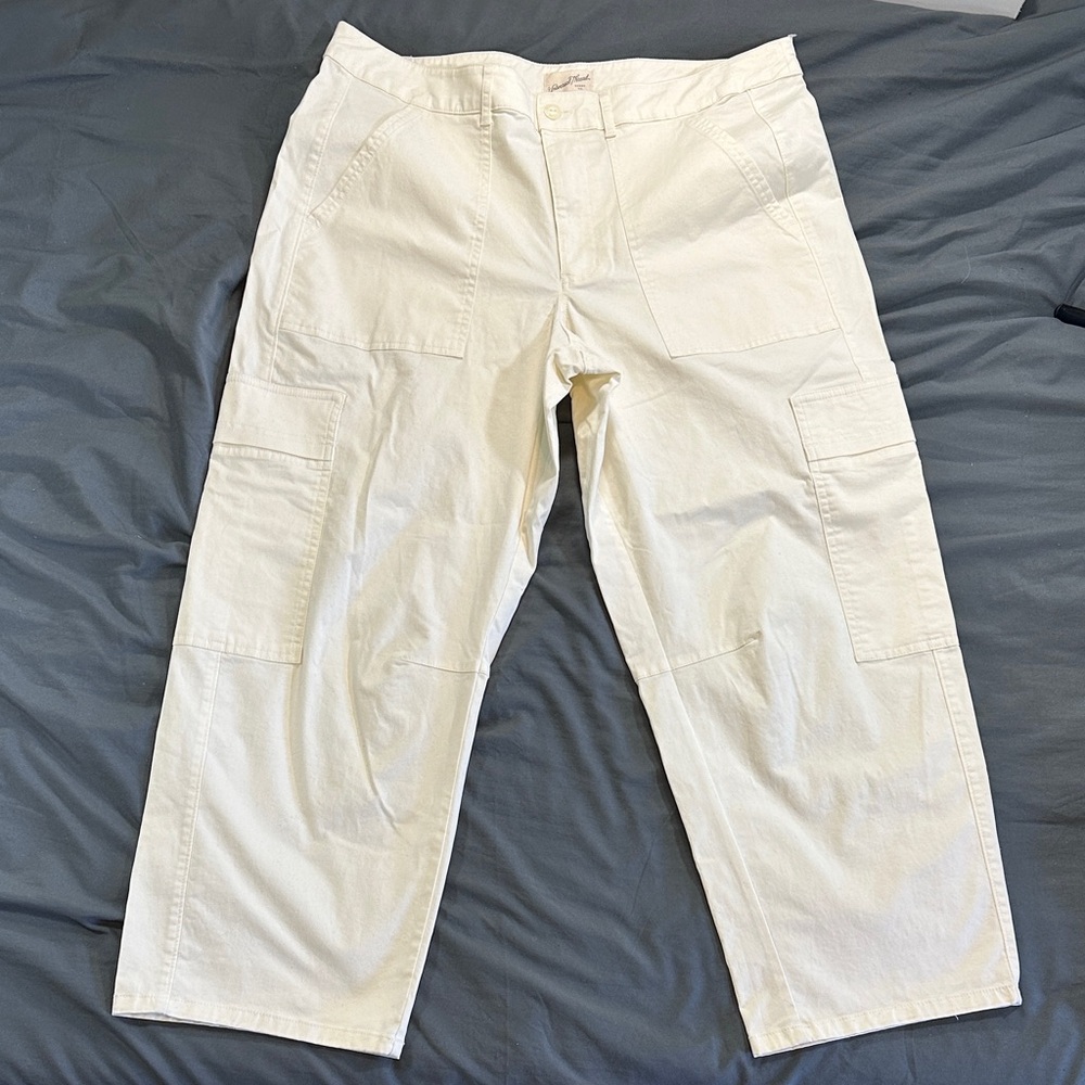 Universal Thread Women's Cream Crop Cargo Pants NWOT Size 16